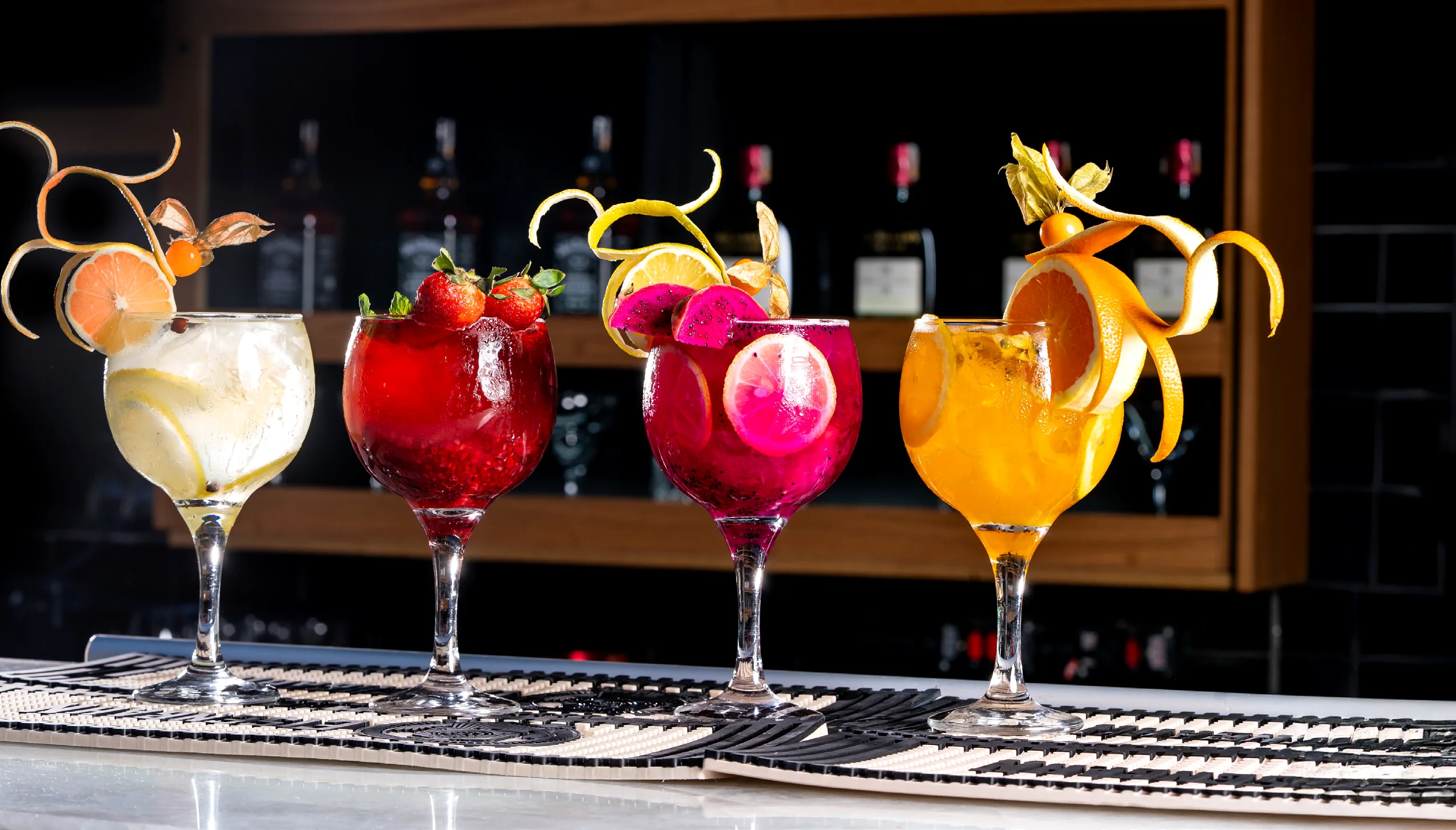 Seleção de drinks coloridos no balcão